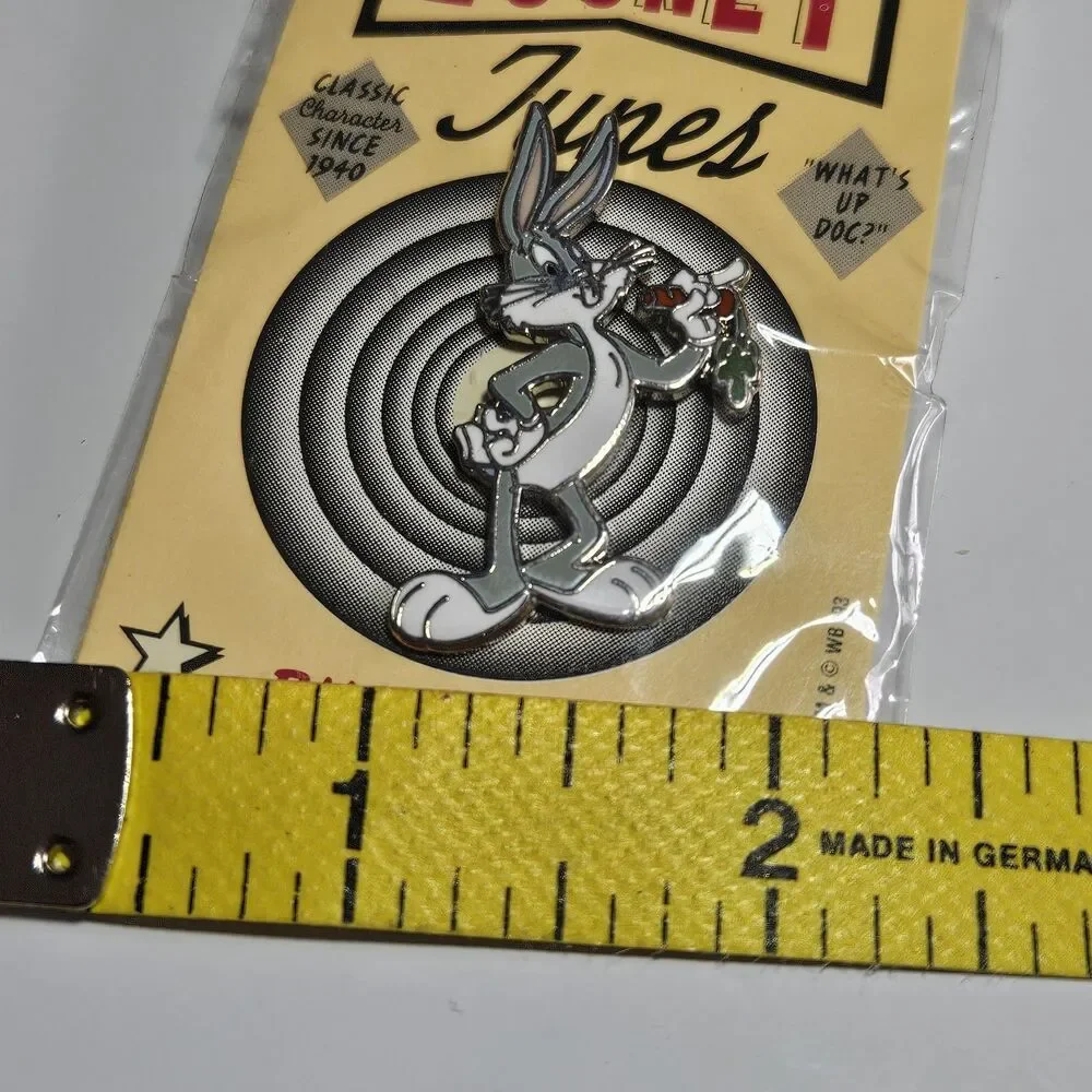 Looney Tunes Lapel Pin Bugs Bunny 1993 Warner Brothers Eating Carrot Classic